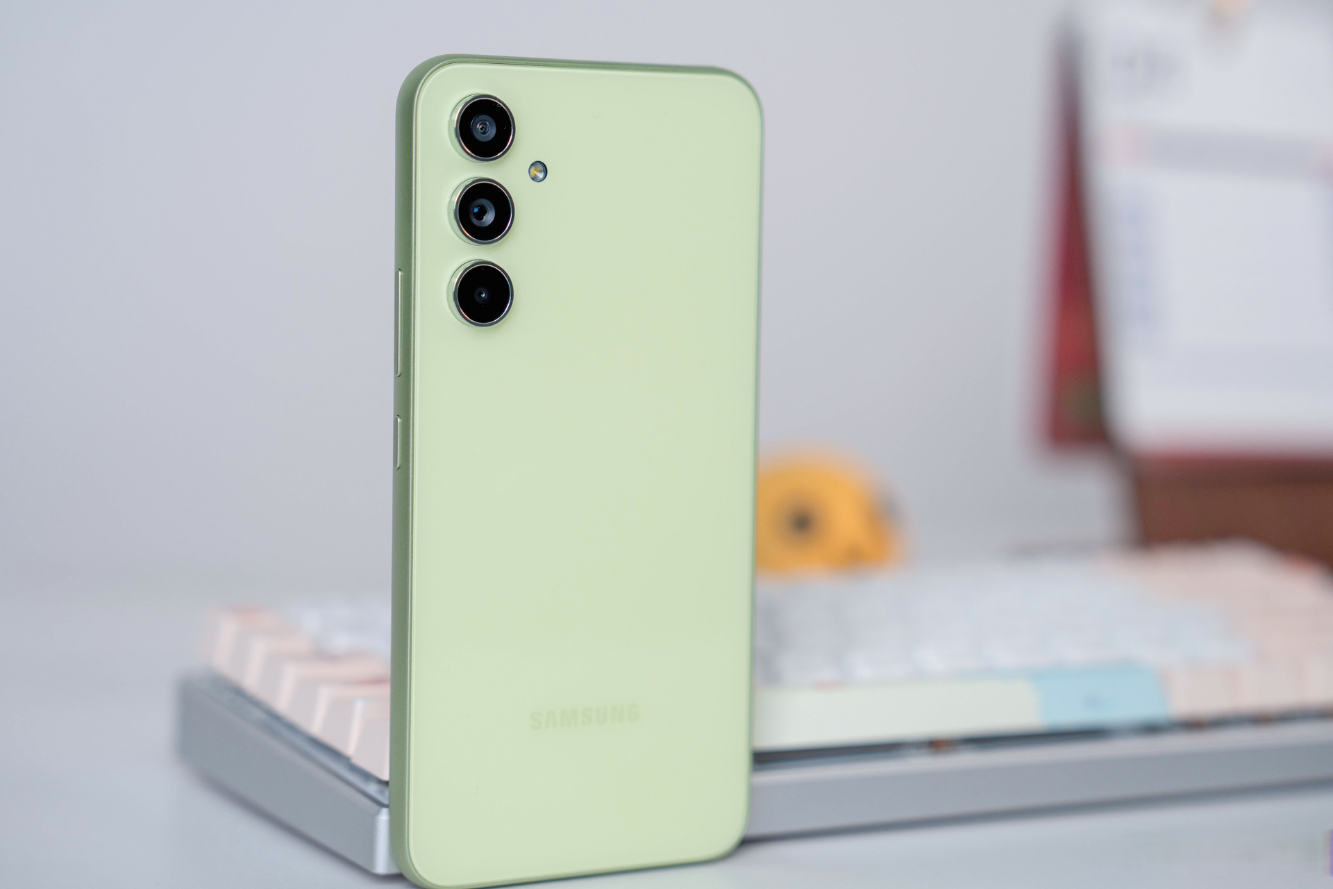 三星a54鲜柠绿配色,看起来很时尚很个性的三星中端手机.
