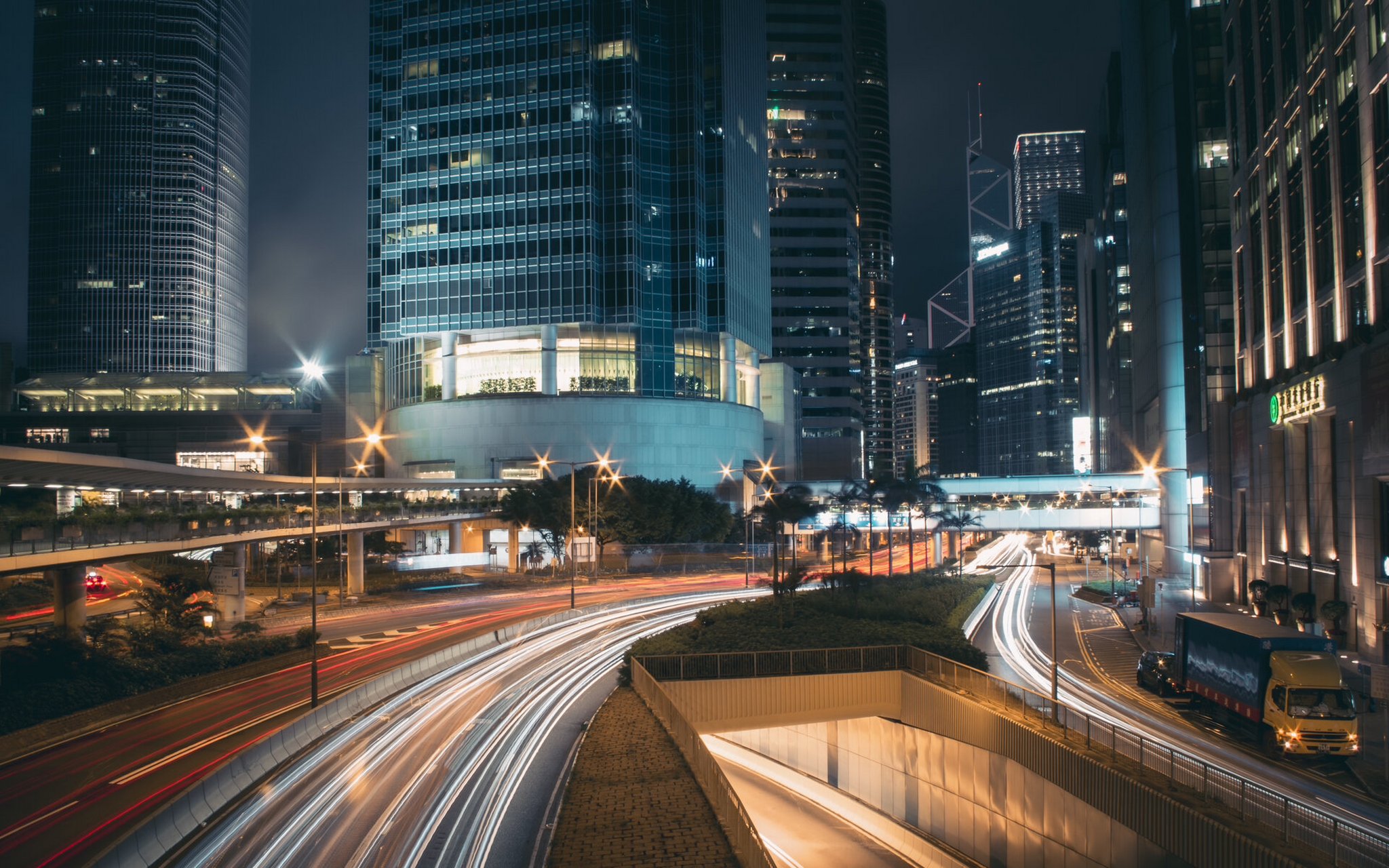 99香港街拍 | 中环入夜后的霓虹灯与车流 路灯车灯霓虹灯,瞬息间是