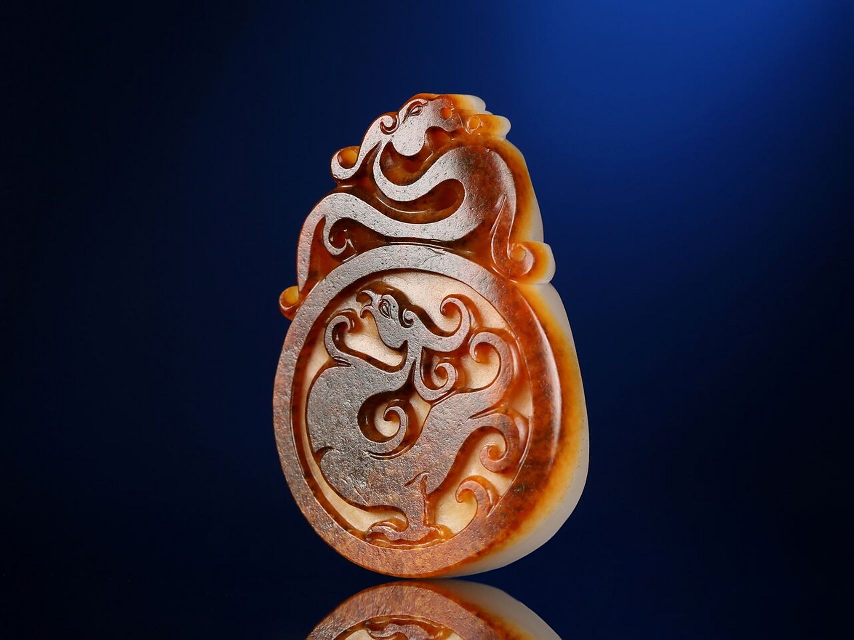 和田玉满红皮籽料 · 龙凤呈祥守护佩 作品取材为新疆和田玉籽料,皮色