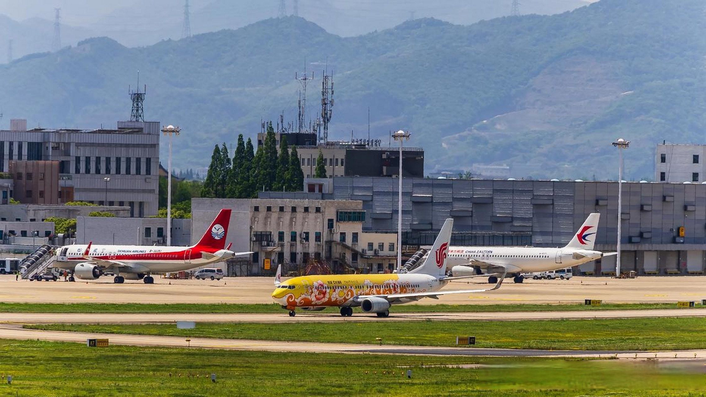 头条创作挑战赛 飞机新鲜事  中国国际航空黄牡丹彩绘客机,波音737