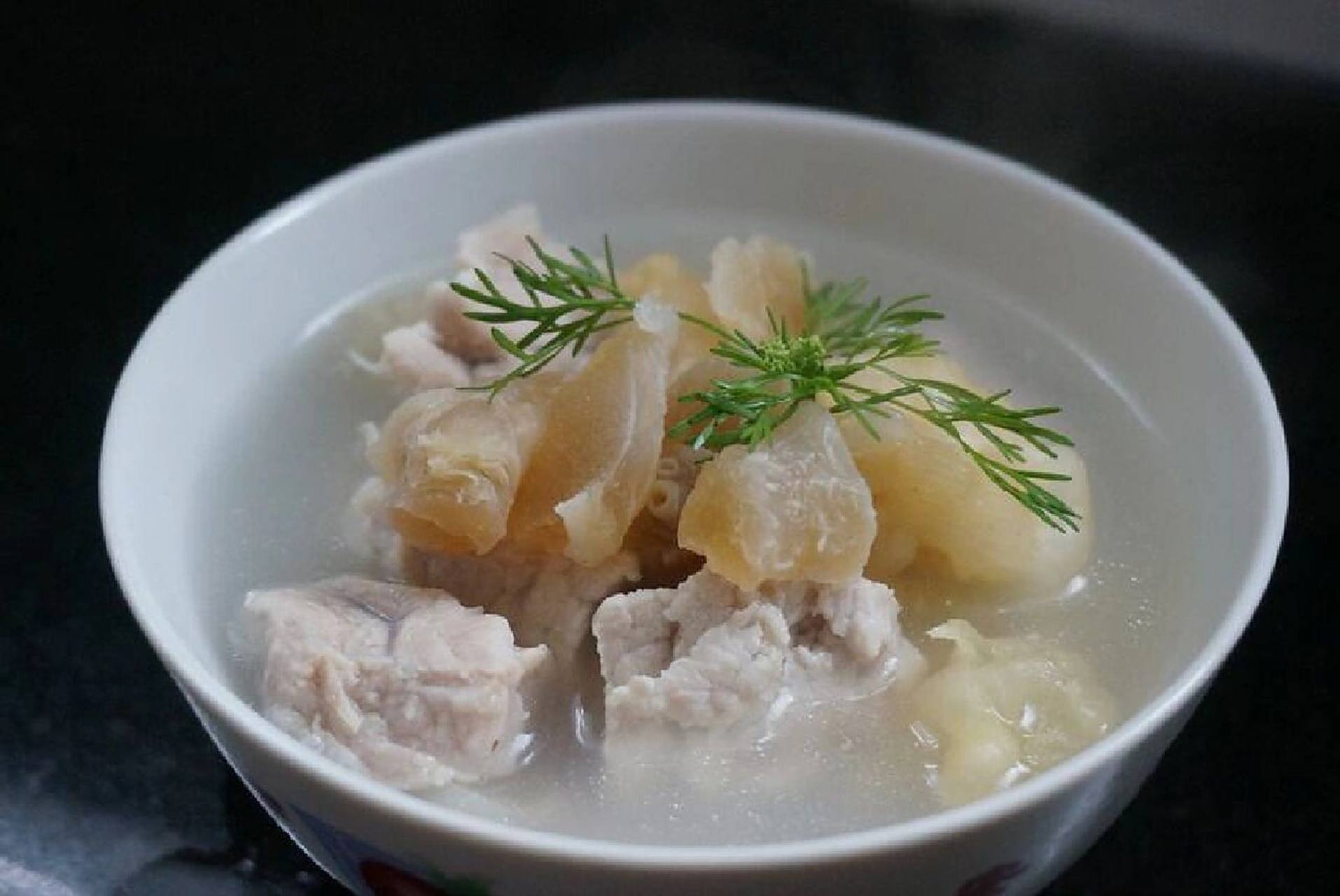 牛筋祛瘀汤——《百病中医药膳疗法》 【组成】牛蹄筋100g,当归尾15g