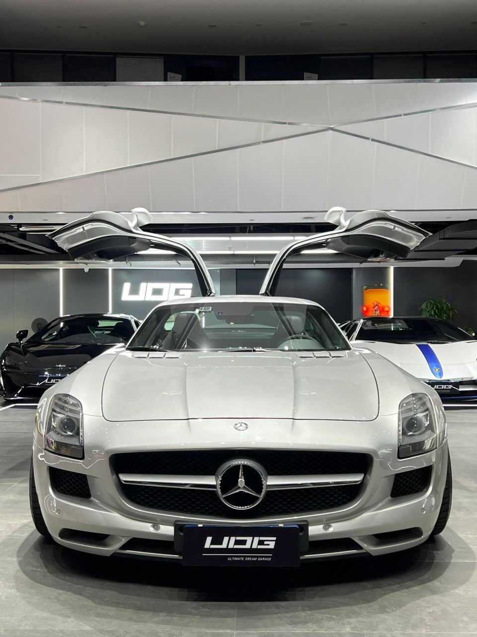 上掀式的鸥翼门是古典车型300sl的延续,和amg gt一样,有很多个版本