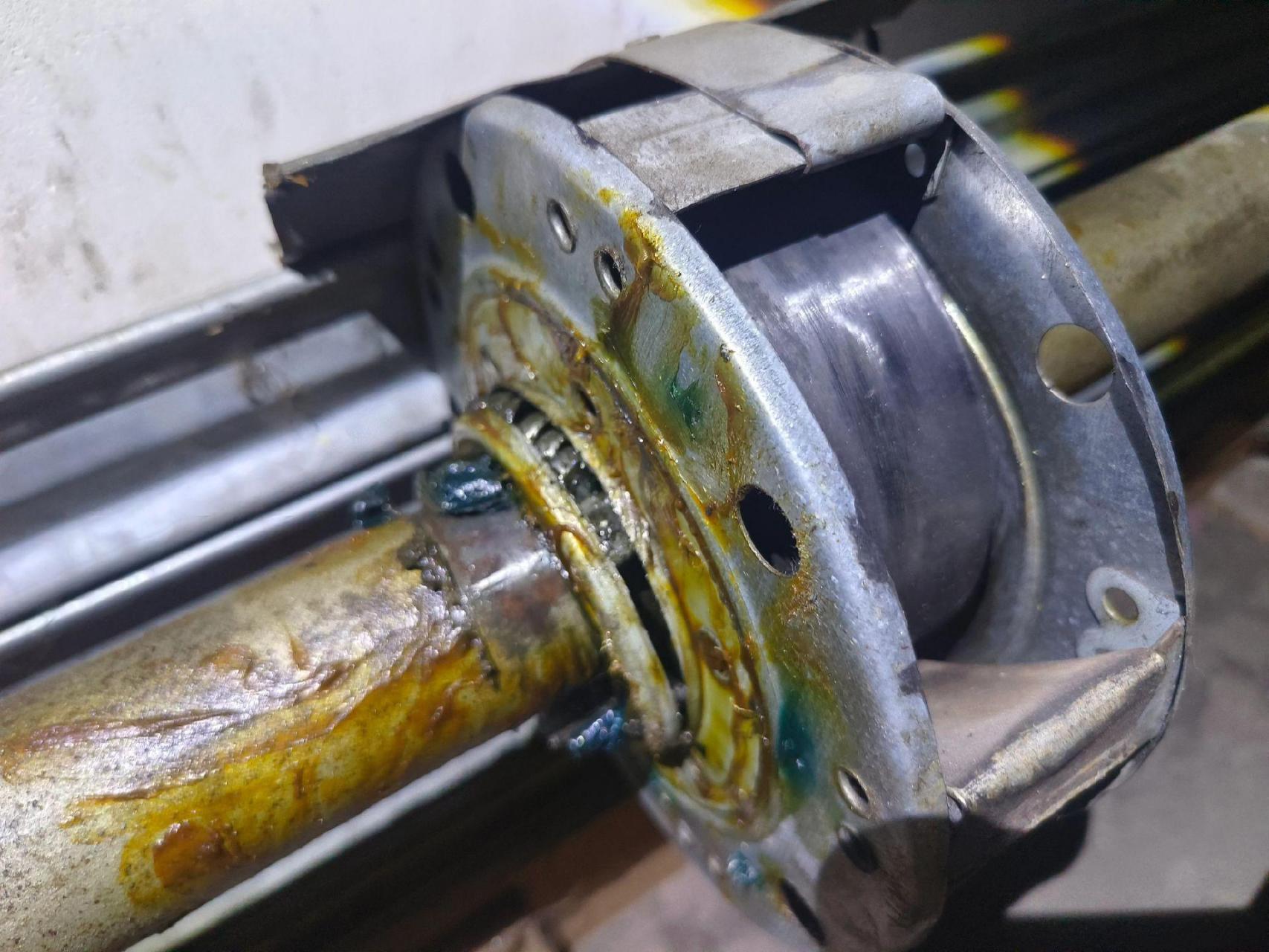 卷闸门弹簧断了,弹簧盘滚珠也脱落了,主轴被磨了个洞,更换弹簧,弹簧盘