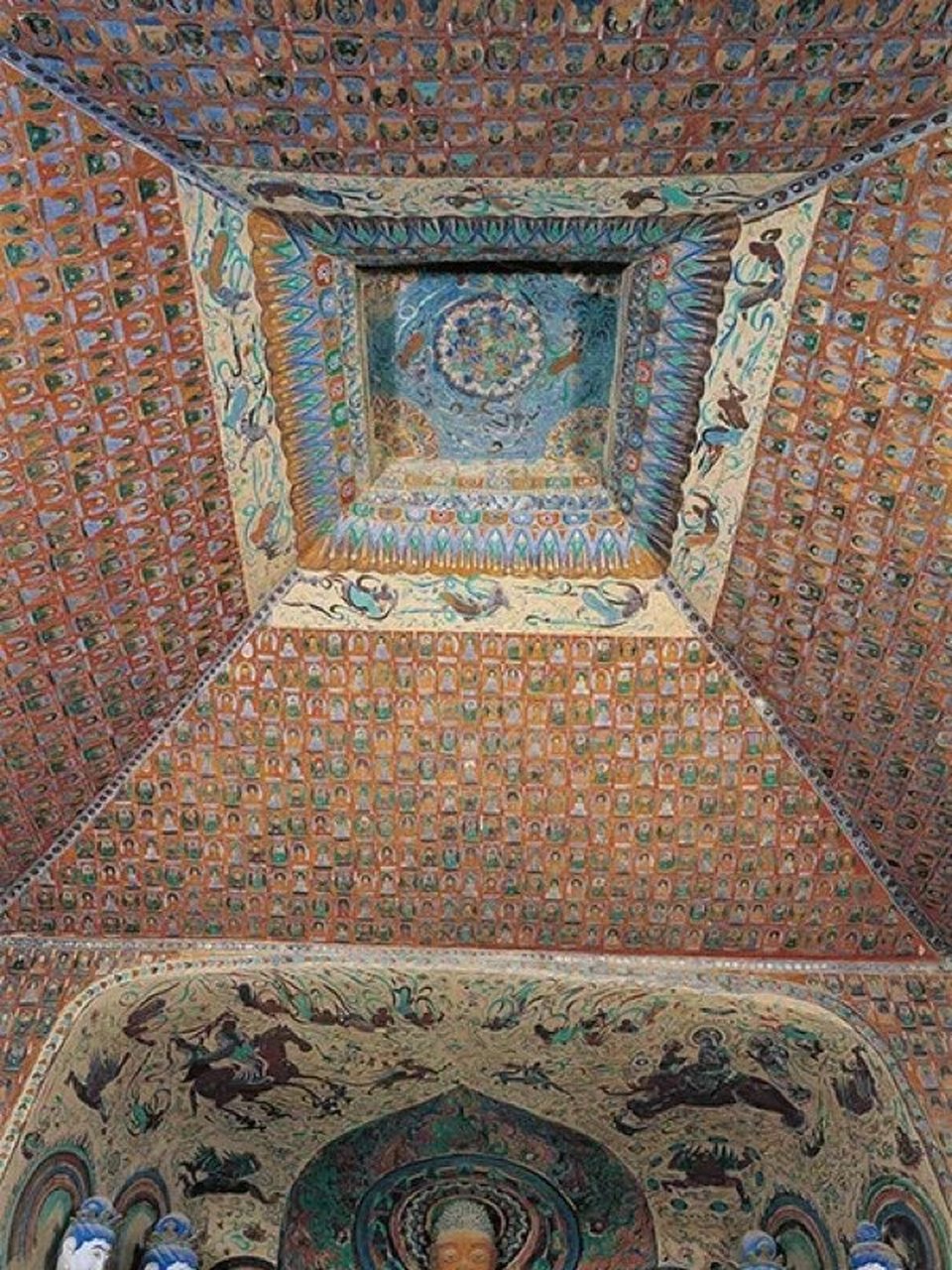 莫高窟第329窟莲花飞天藻井 窟顶是莲花飞天藻井,它是莫高窟现存最