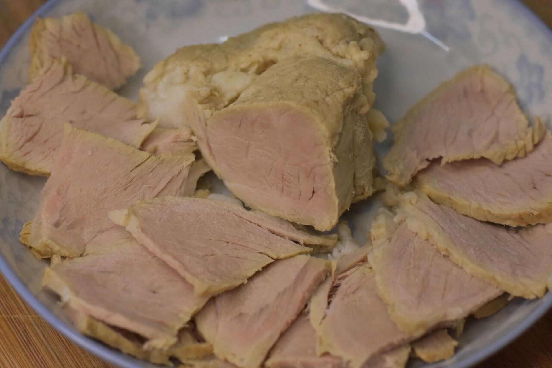 【嵊州美食分享——糟肉】 过年家家户户都会准备的酒糟肉,浓郁的酒香