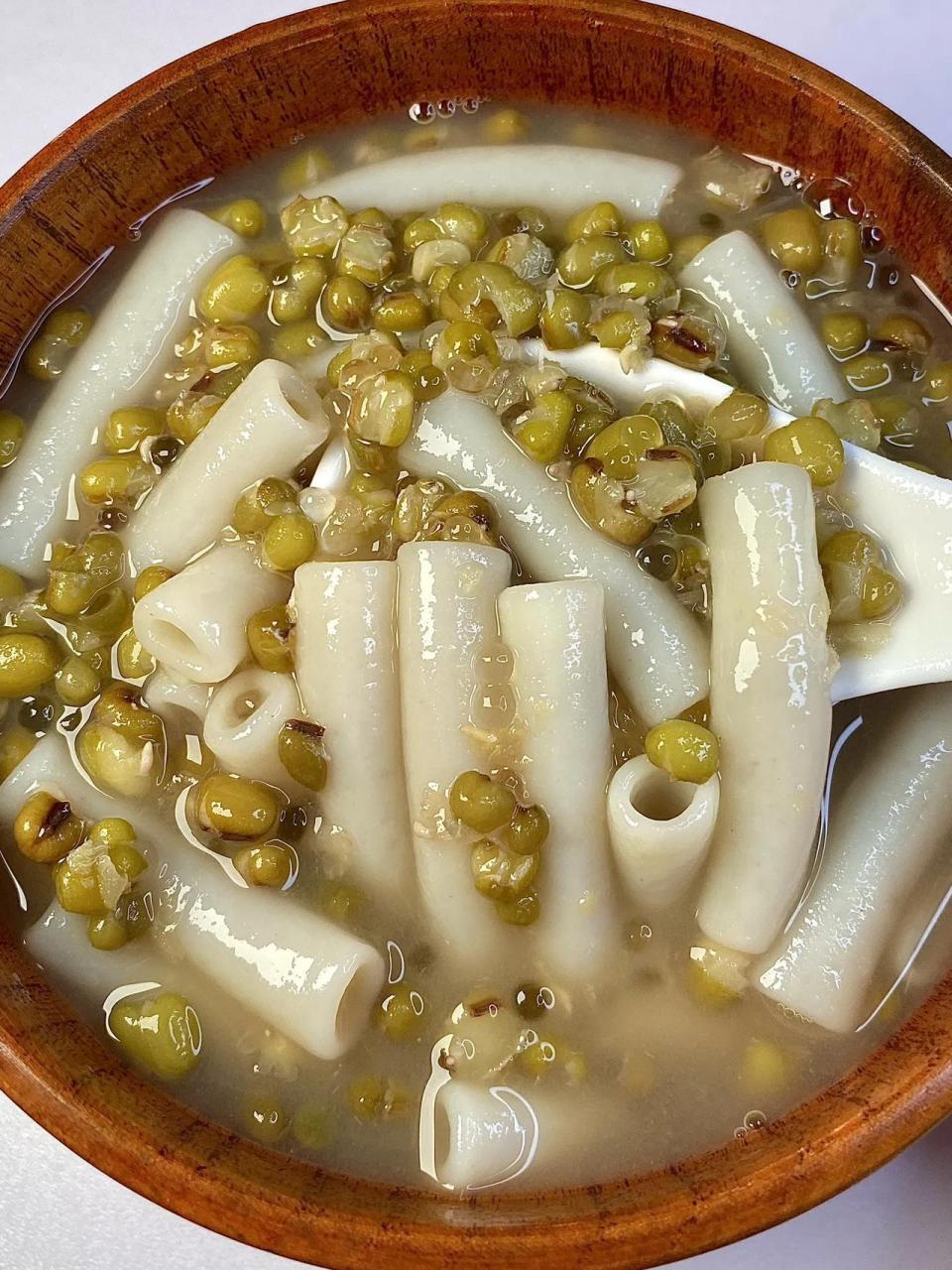 做法: 1,通心粉和绿豆提前泡5小时,绿豆下锅煮到开花; 2,通心粉煮熟