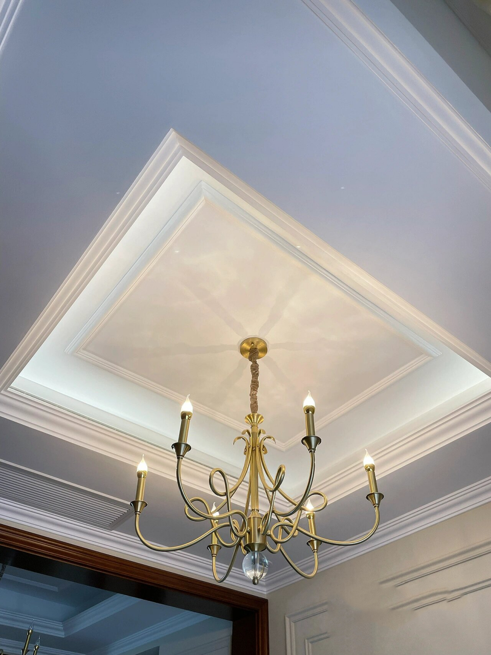 所有房间全部采用石膏板吊顶,用石膏线加以装饰,宽的石膏线尺寸为12cm