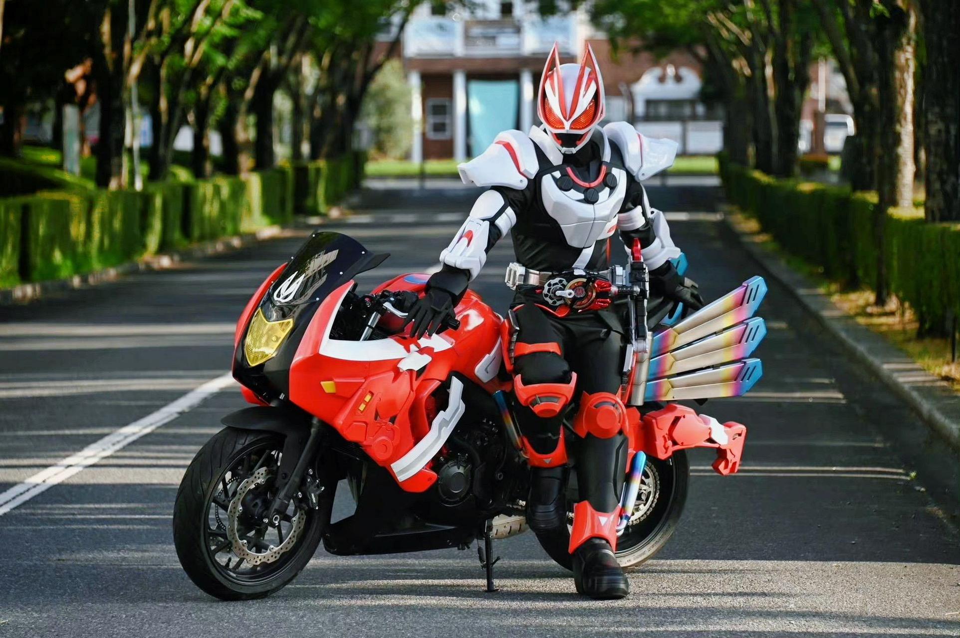 摩托车 :honda cbr650f 直列四缸水冷四冲程649cc,极速可达200km/h