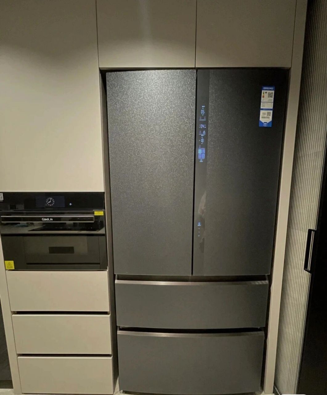 卡萨帝633有三款型号,一款是可以制冰的,第二款是远山黛, 卡萨帝的