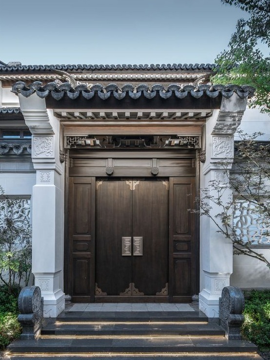 今天给大家介绍一下苏式建筑中常见的几种门头: 随墙门:依墙而建,顺墙