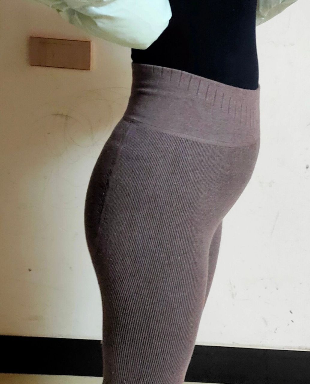 小腹凸出 近三个月小腹由非常平坦变成凸出明显,就像一个球,图片上还