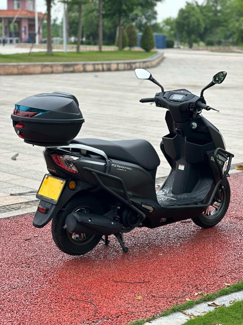 铃木uy125,2023年上牌,个人一手车,行驶6000km,带原厂尾箱,全车护杠