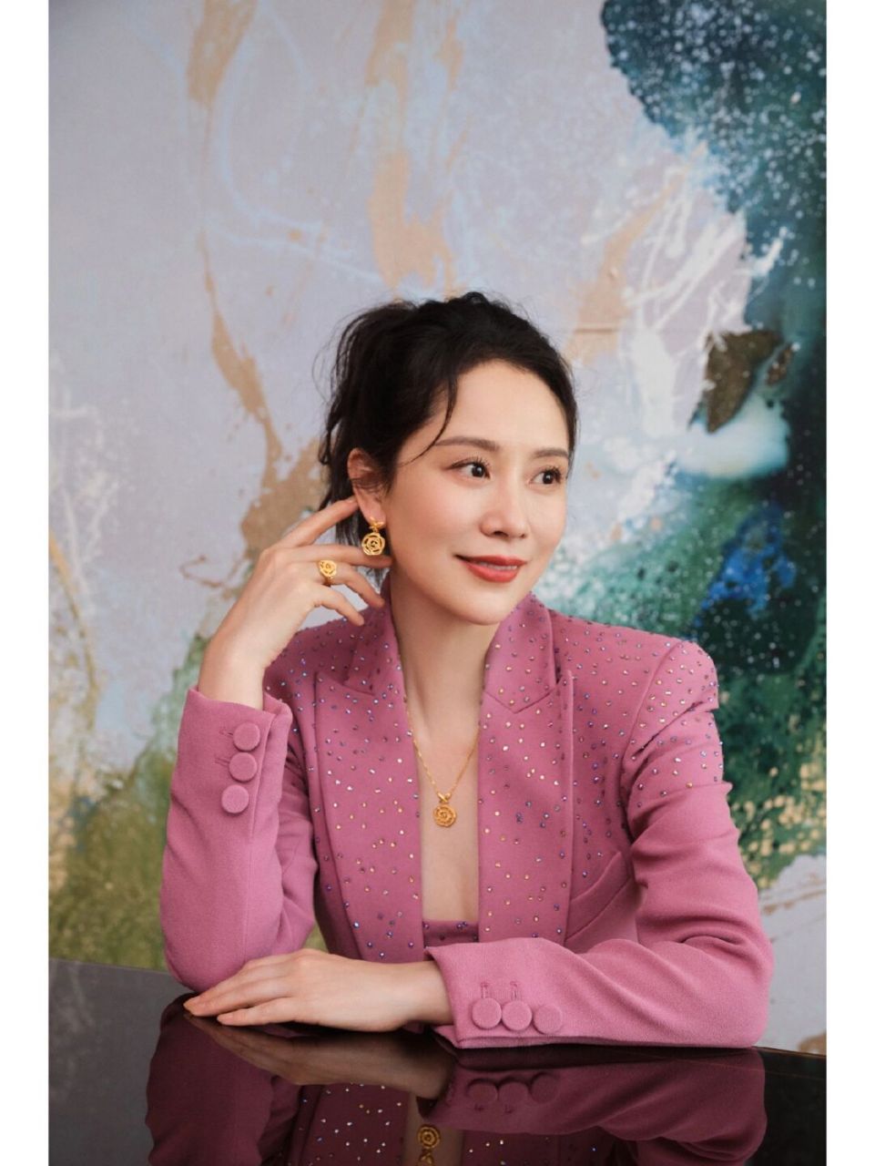 海清近日出席亚一活动造型,刚刚官宣品牌代言人的她,一身粉色水晶西装