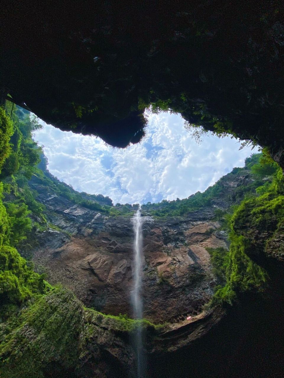 乐山硝洞,又称硝斗岩,位于乐山沙湾区铜茨乡营业村一组,在洞街子水电