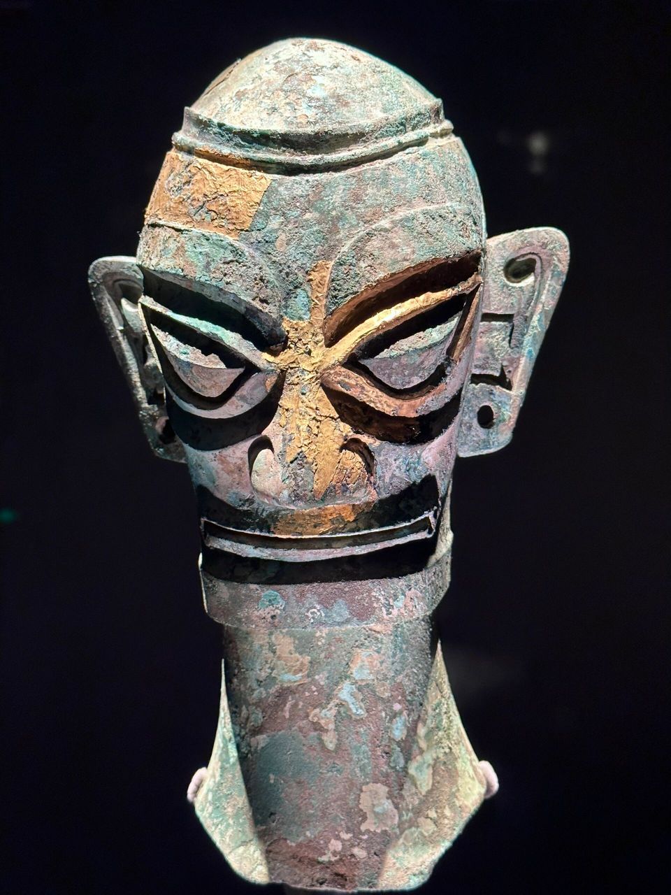 三星堆里的各式青铜人面像 七点以后的博物馆,褪去了白天的喧嚣和嘈杂
