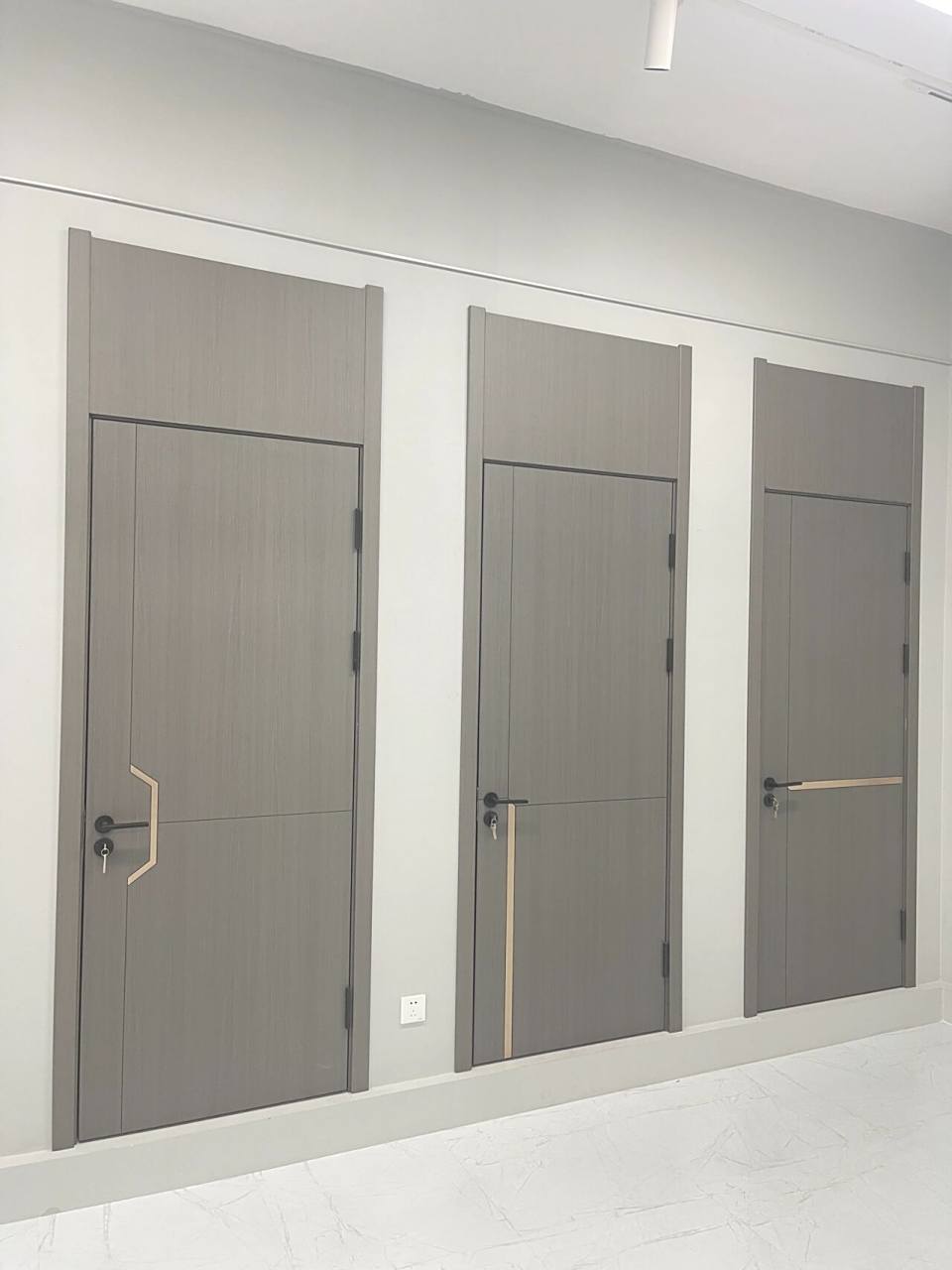 灰砖白墙配什么颜色卧室门?