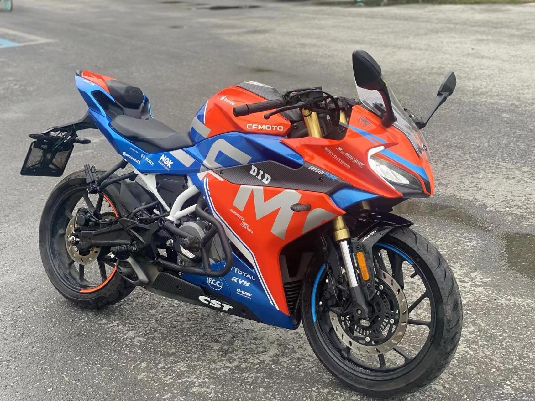 22款春风250sr赛道版杜蕾斯 准新车,全款14800,首付分期3