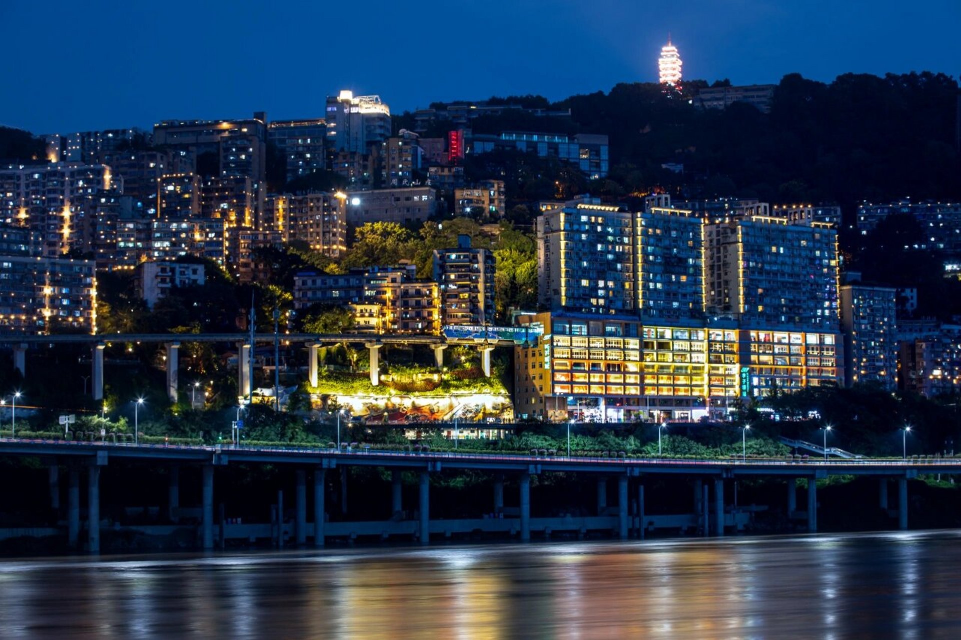 别再拍游客照了 李子坝轻轨站,最佳拍摄位置 拒绝千篇一律的游客照!