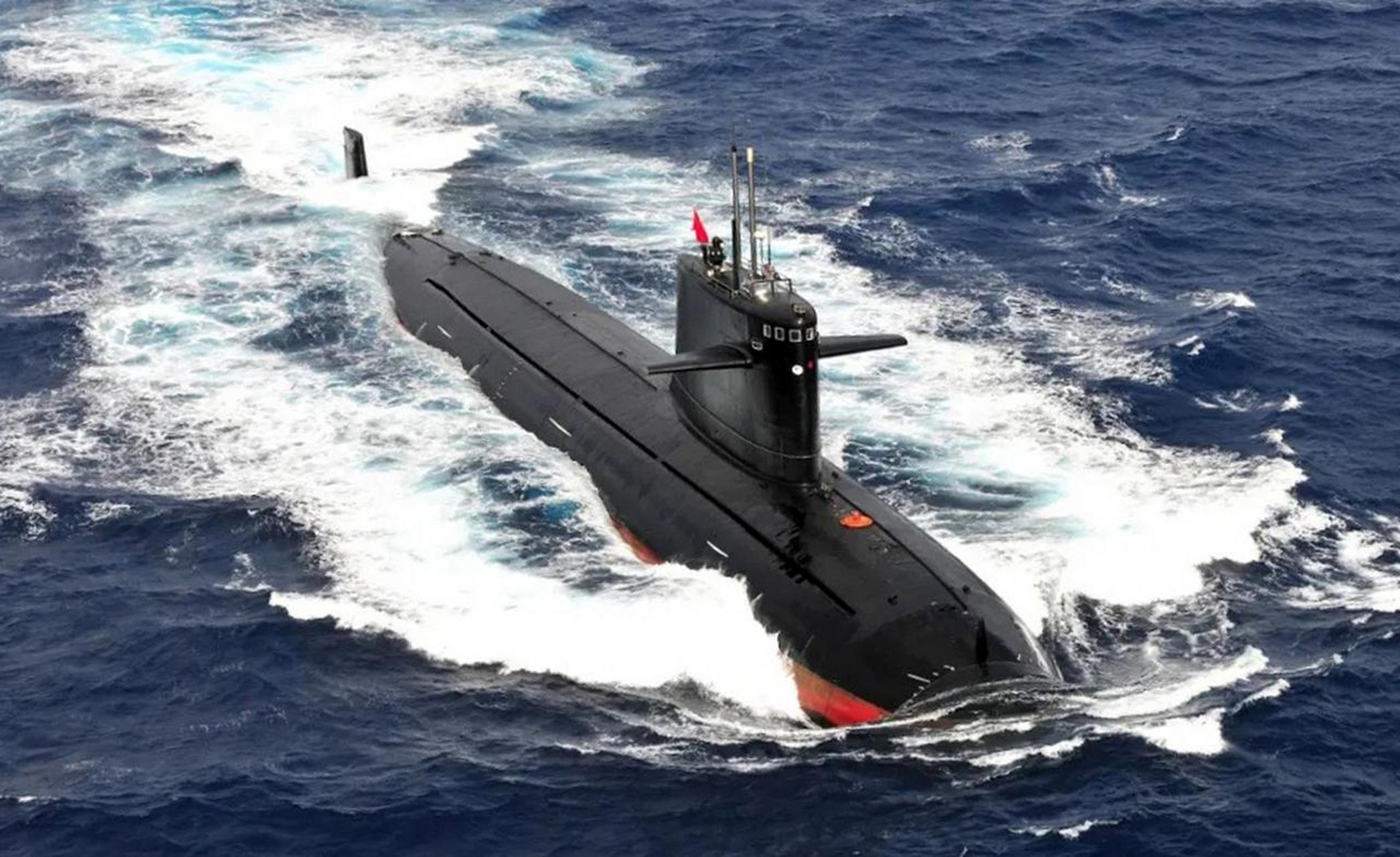 说起091型核潜艇的研制和建造,一个绕不开的故事就是说,当时美国右换