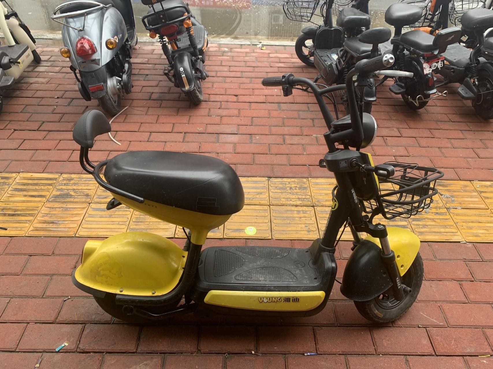 精品二手雅迪蛋蛋车,配48v12a四个小电池,九成新配充电器.