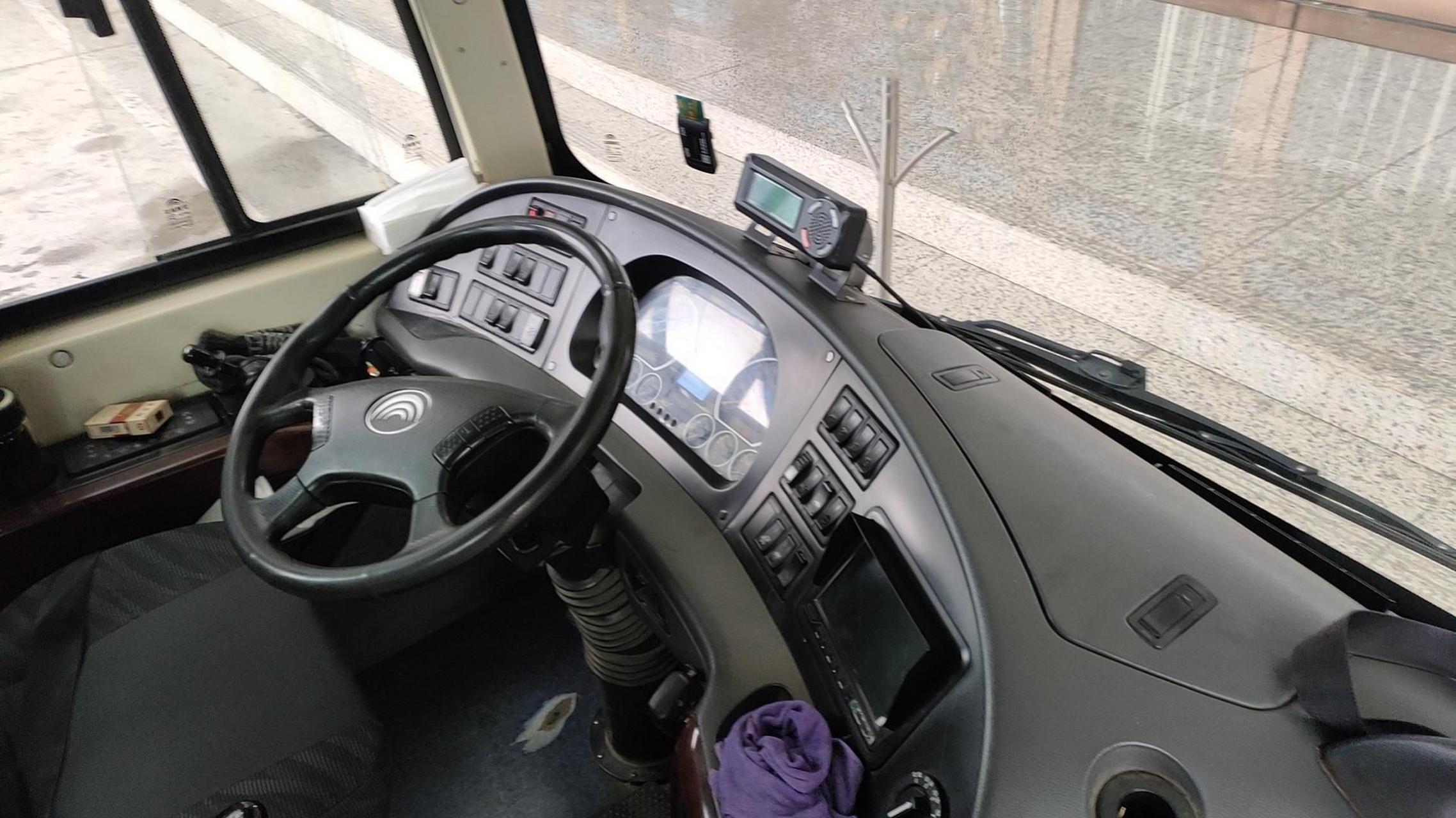 35座宇通6858!公路客运,玉柴四缸200马力,国四排放,空调,钢板