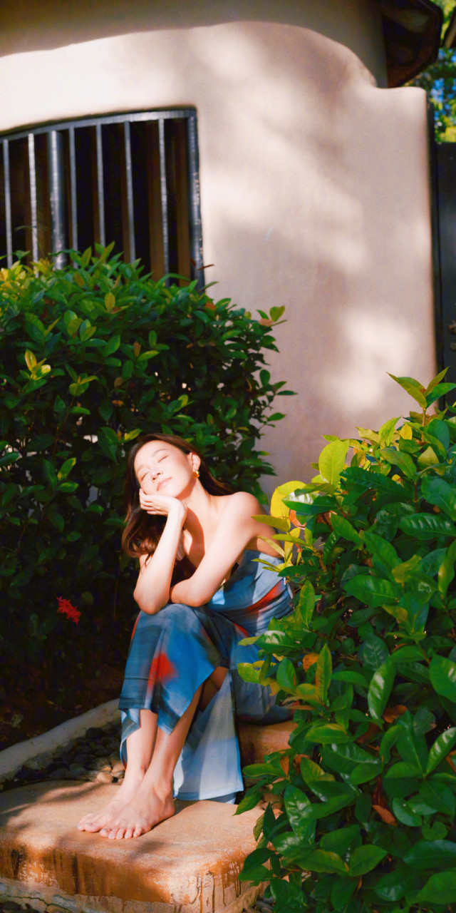 弦子初春柔美写真壁纸组图,卷发吊带,轻盈纤美,演绎时尚个性格调