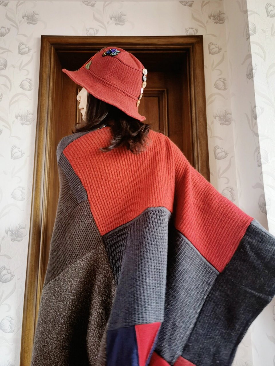 前几天发了旧毛衣改毯子,很多人担心毛衣剪了会散边的问题,毛毯是双层