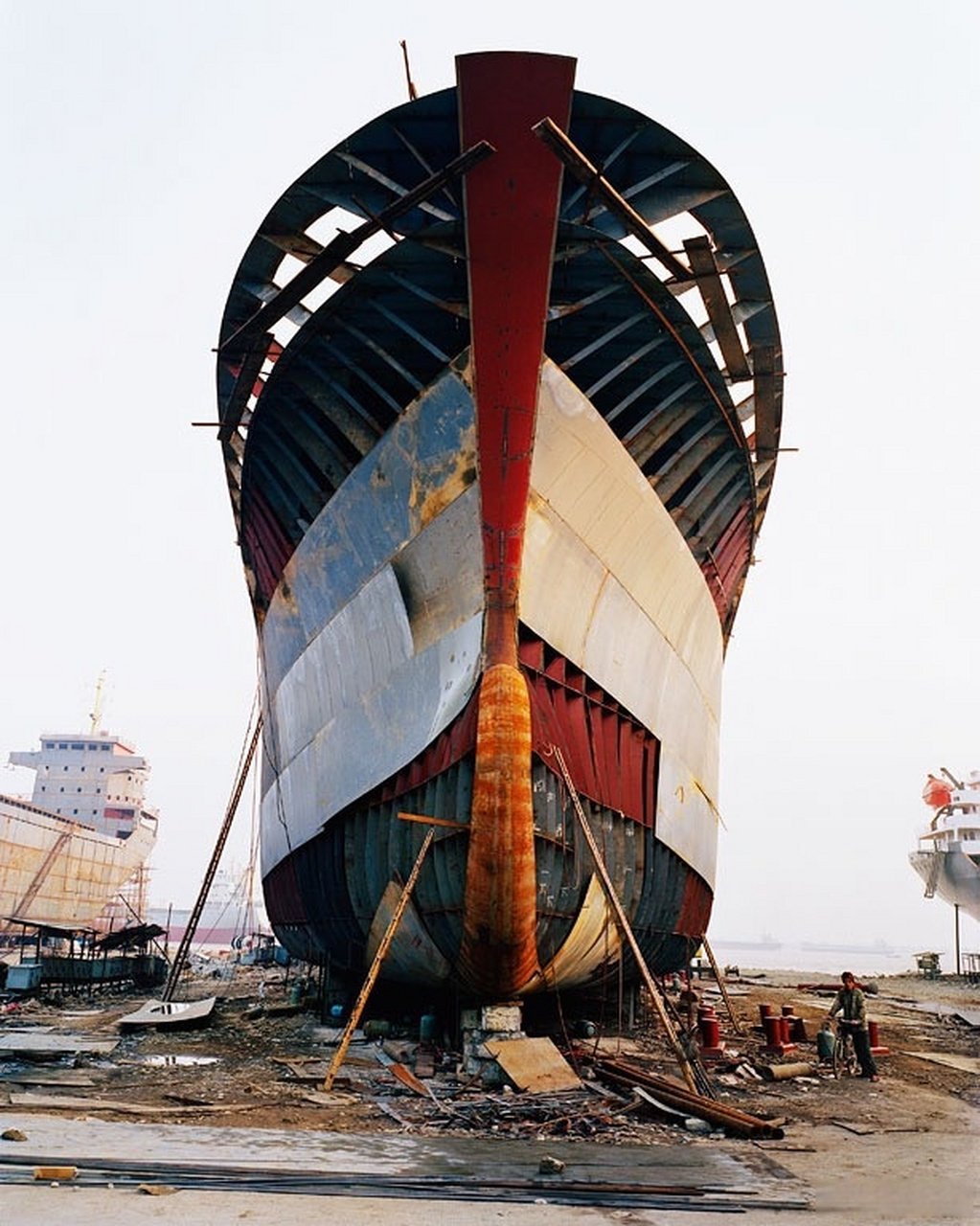 摄影作品《造船厂》,2005年  浙江省七里港11号船厂