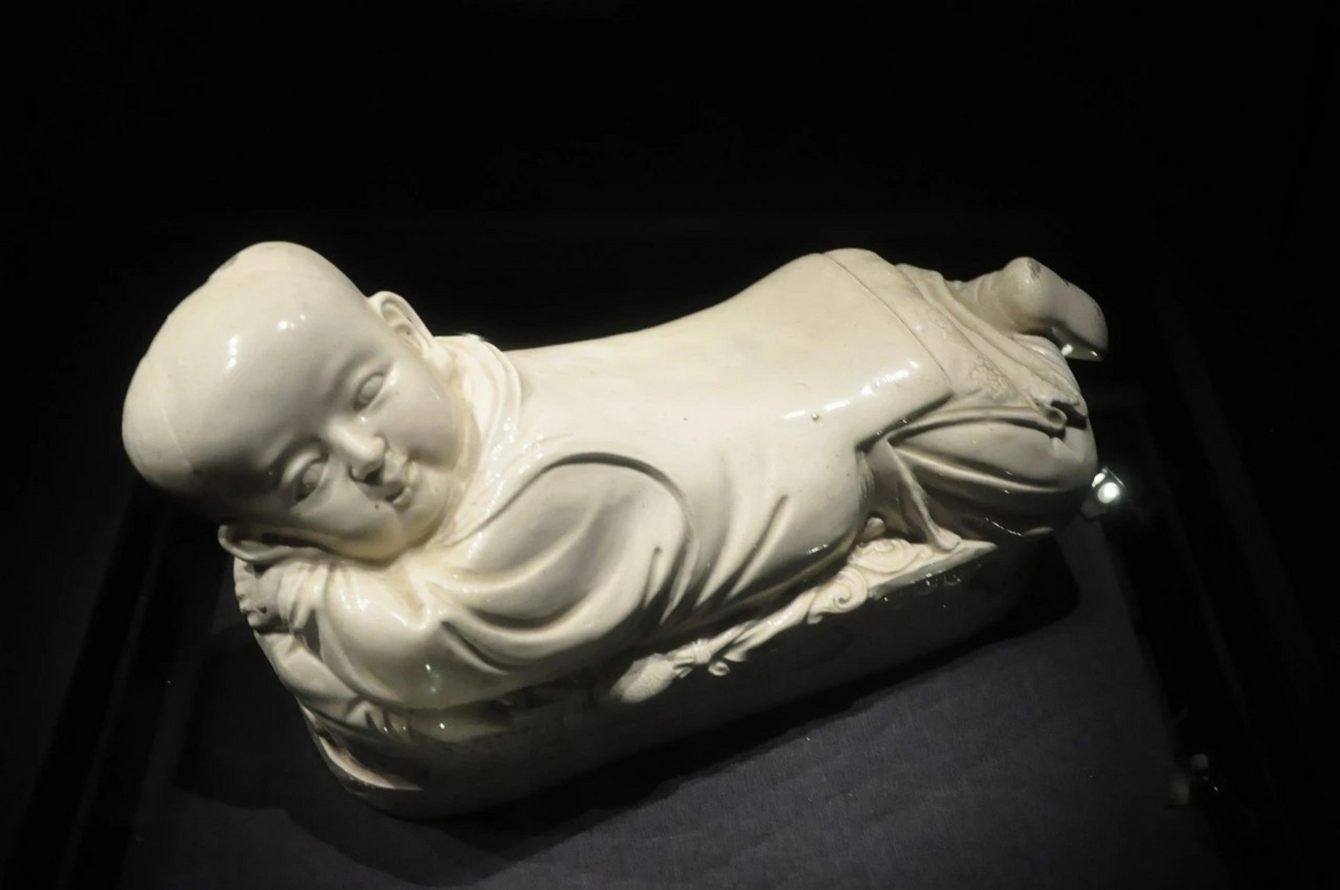 每日艺谈| 北宋《定窑白釉孩儿枕》 97作品信息:《定窑白釉孩儿枕》