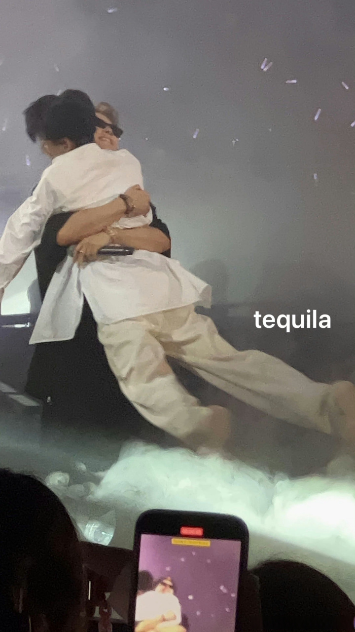 王嘉尔在和amber的合作曲《easier》里,抱着她转圈圈,隔着屏幕都能