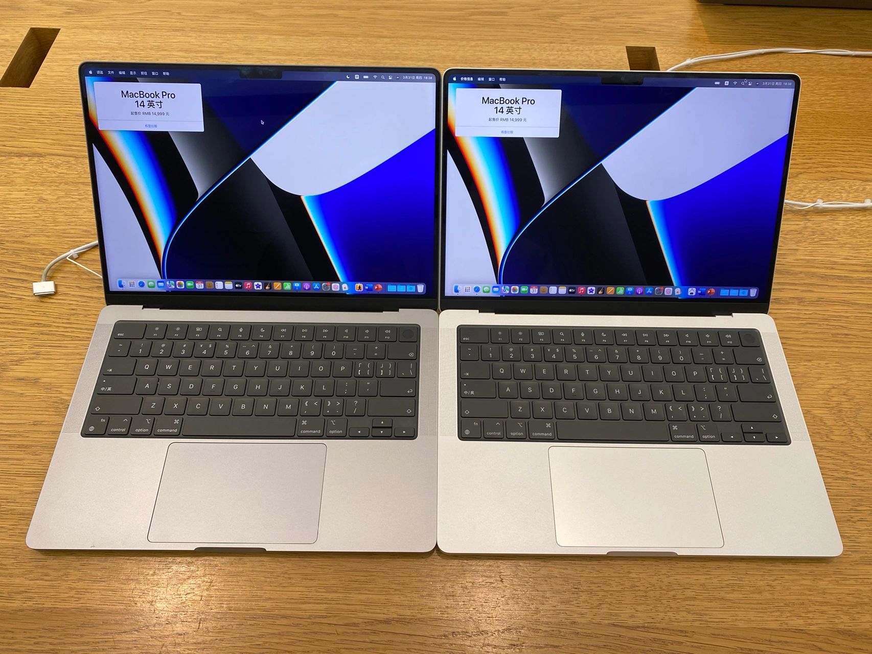 macbook pro 14寸 银色和灰色对比 银色更加现代活跃一点,和黑色键盘