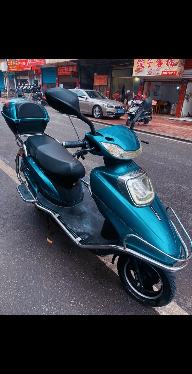 72伏小刀电动车.车况杠杠的六个大电池续航可以50公里.