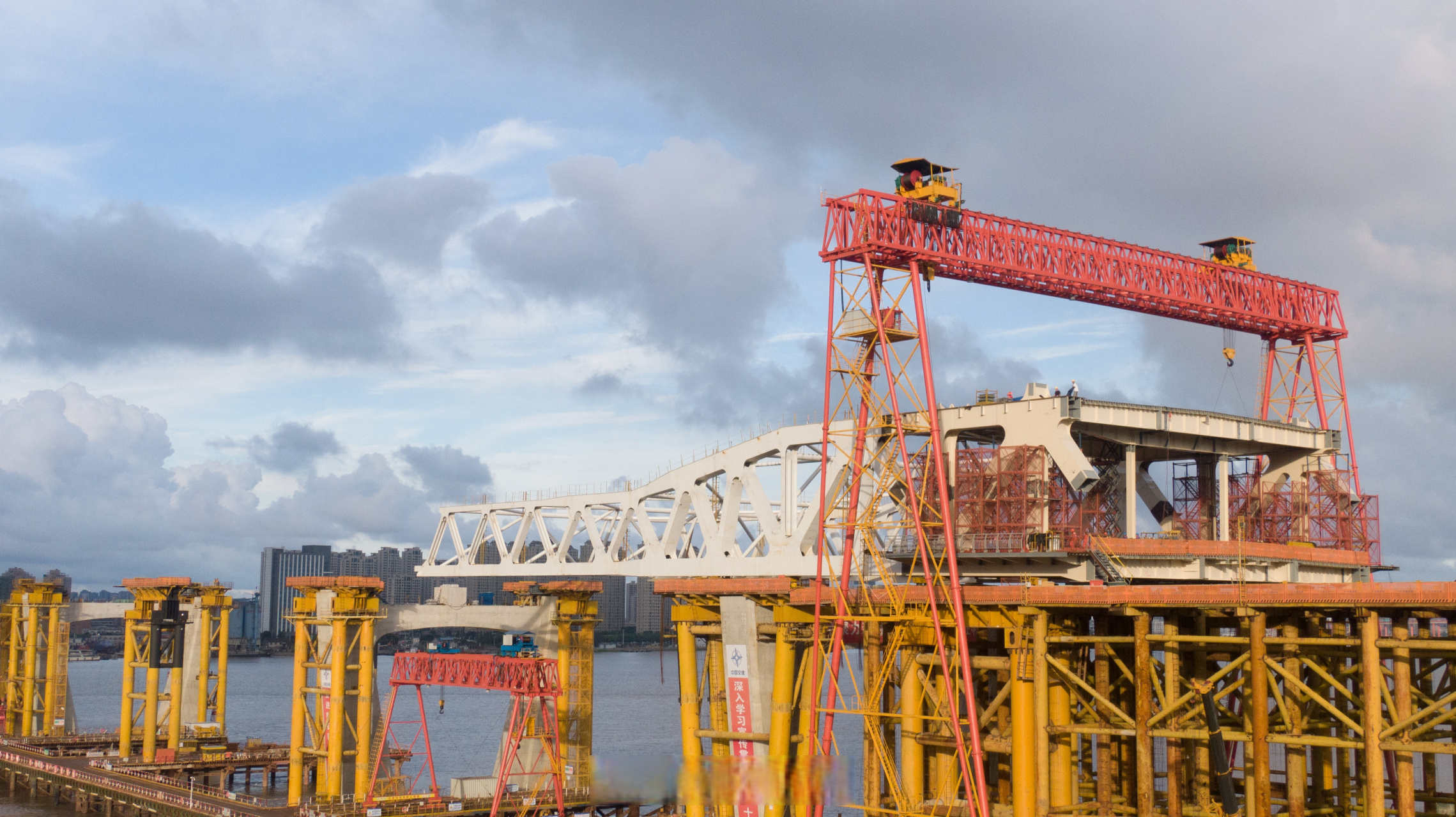 永宁大桥集市域铁路,快速路,一级公路3种交通功能于一体,是浙江省首座