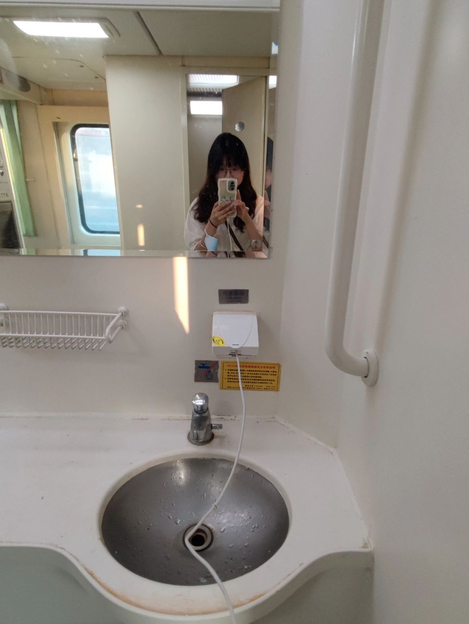 绿皮火车卧铺上没地方充电? 不要紧我会出手!