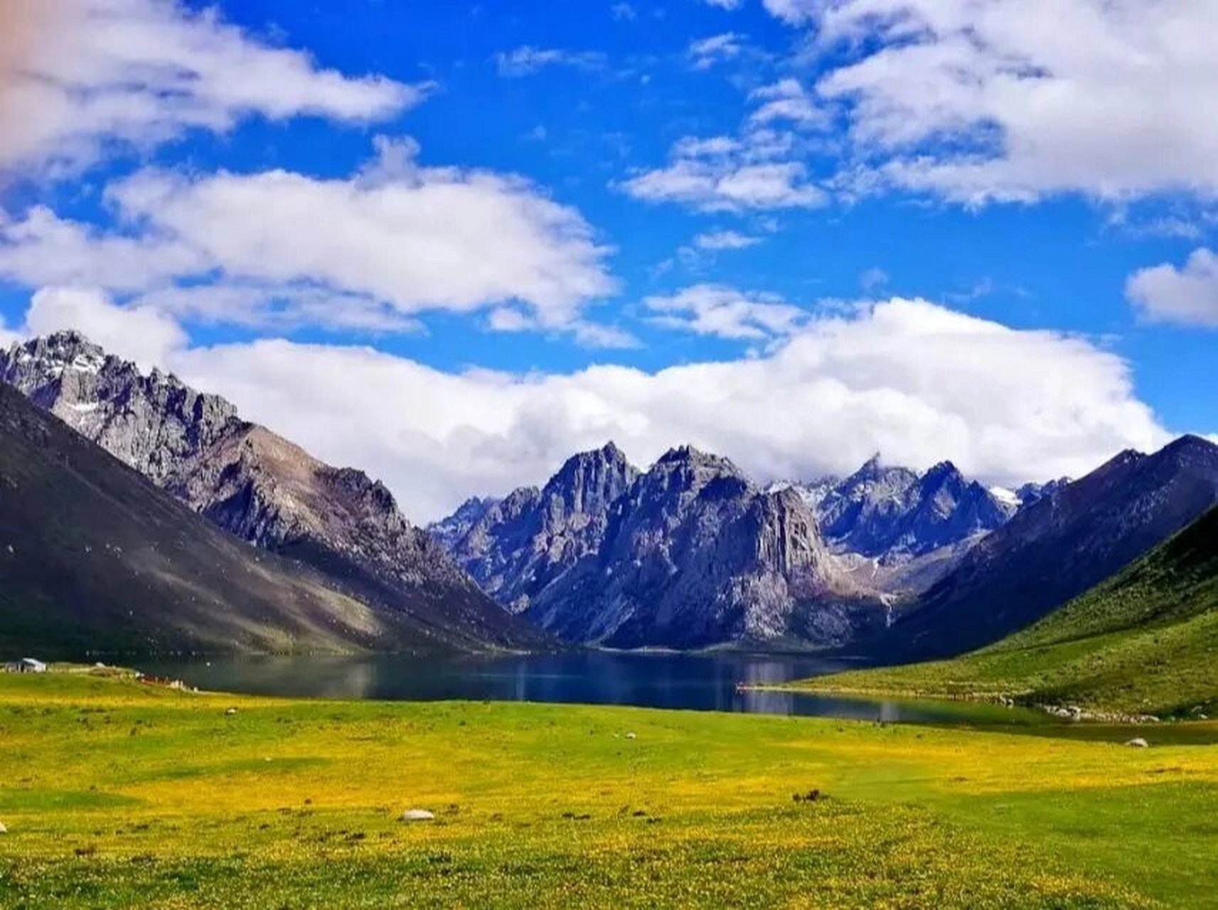 年宝玉则 只为与天堂更近 年保玉则位于青海省果洛藏族自治州久治县索