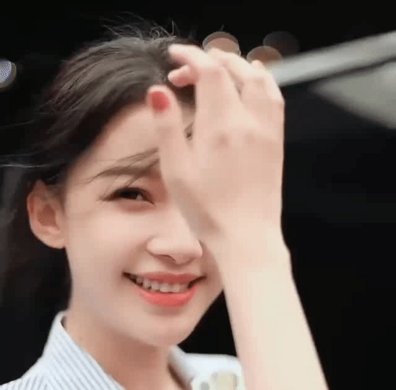 孙怡脸型是特别流畅的那种,笑起来眼睛弯弯的嘴巴牙齿都特别可爱[思考