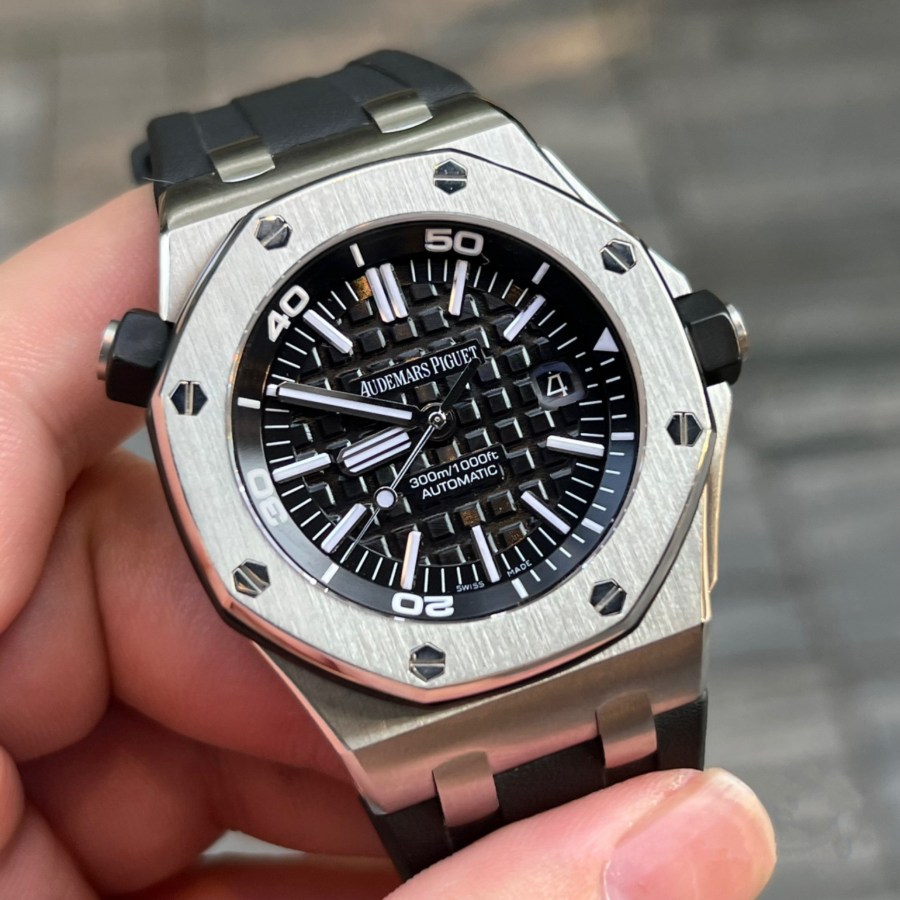 9797爱彼皇家橡树15703 精钢材质的8口角型表壳,外壳八颗螺丝一种