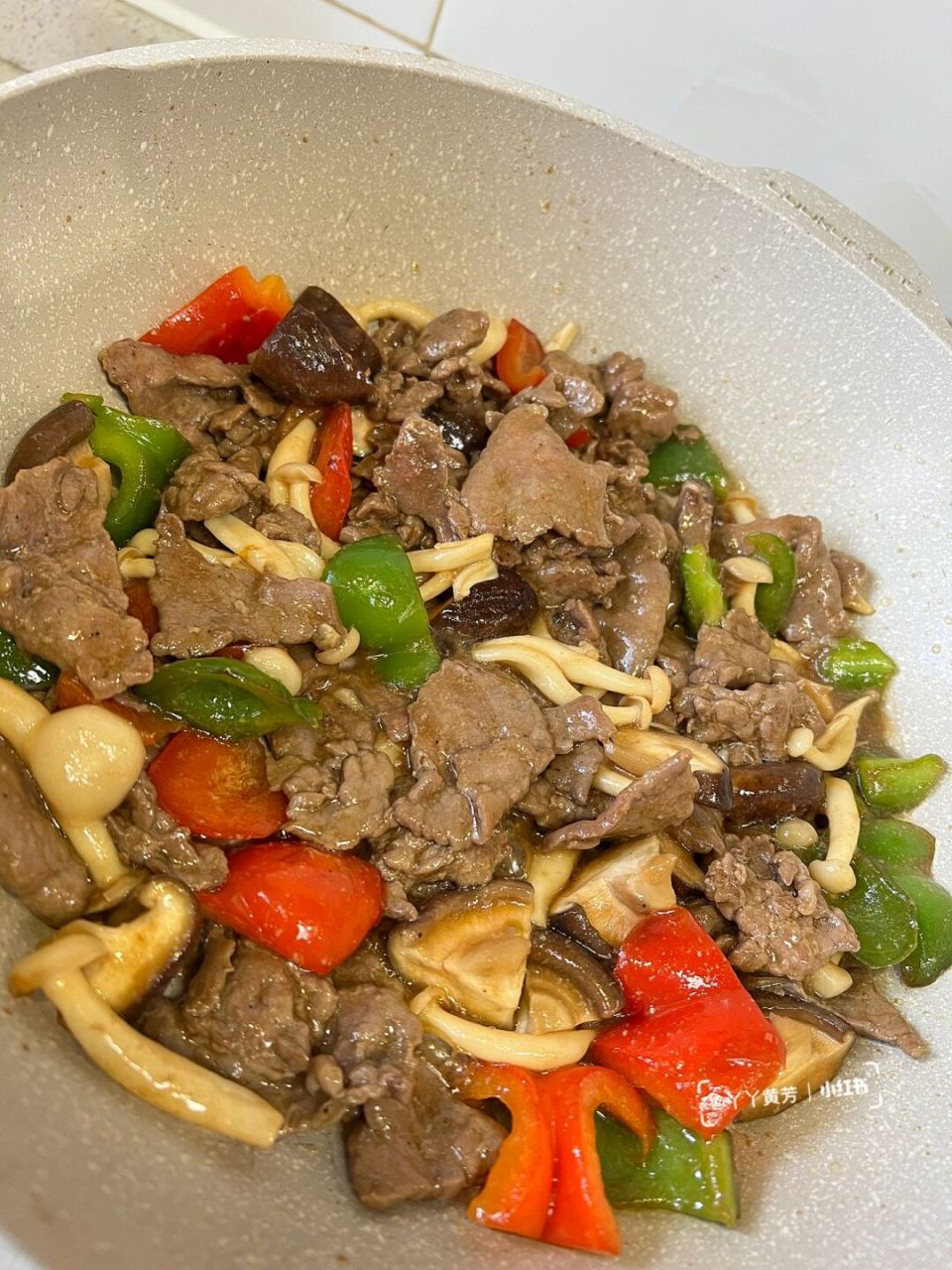 前几天的这道彩椒蘑菇炒牛肉,被很多姐妹追问,立马安排详细的菜谱哈.