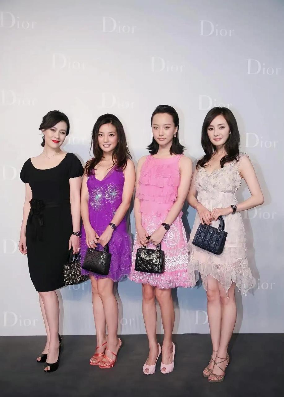 王珞丹悄悄地对邬君梅说:"咱们四个合影,就你最吸引人!