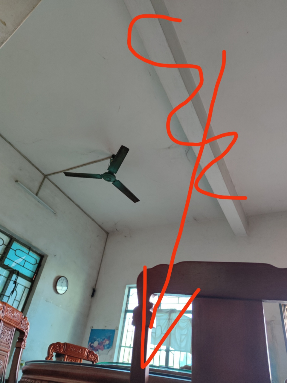 餐桌上有横梁好吗 我们常常讲到横梁 不能把餐桌压着,那么它其中的