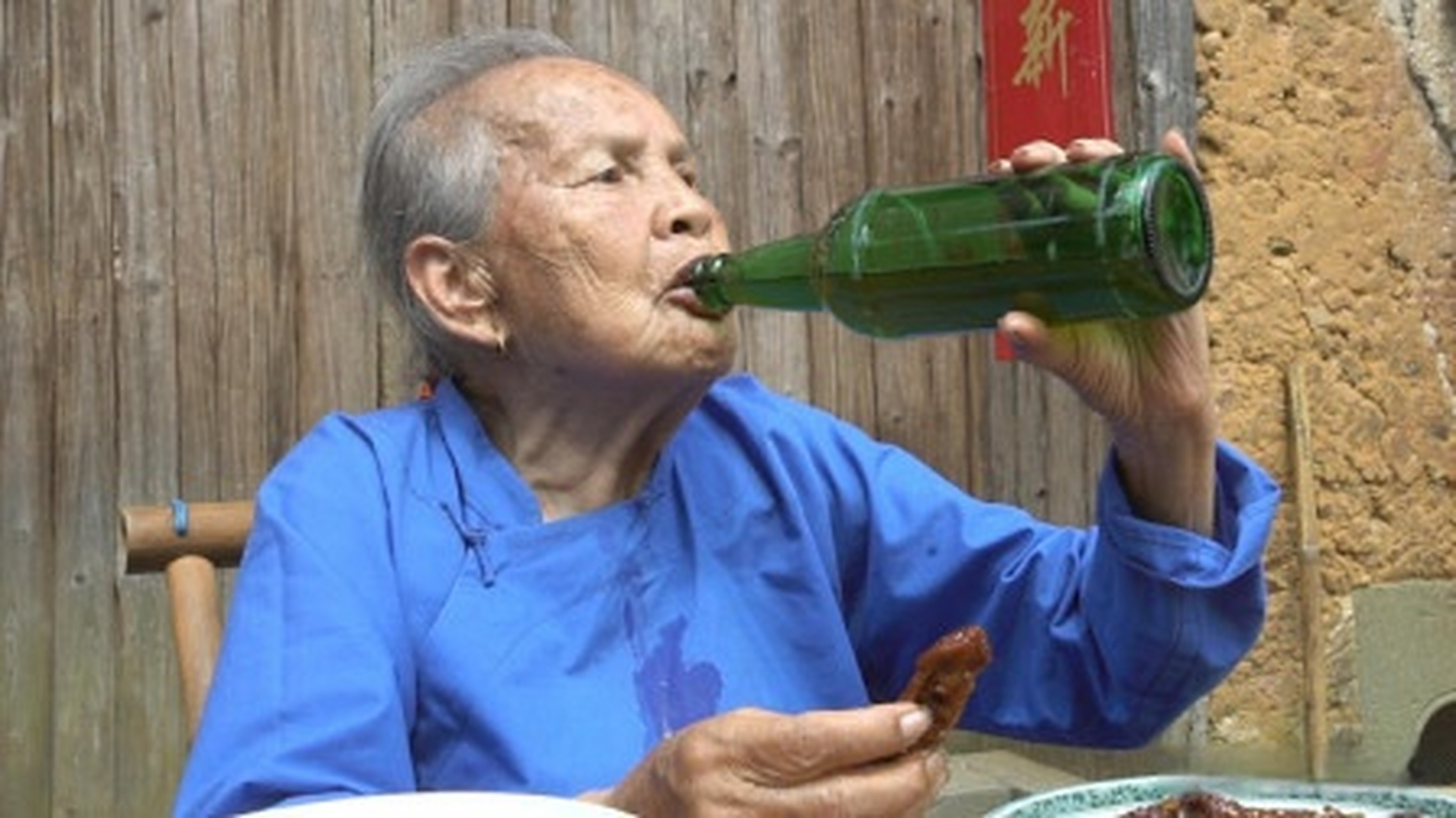 据作者了解,身边很多老人都喜欢喝酒,也许与作者身处的农村环境迂关