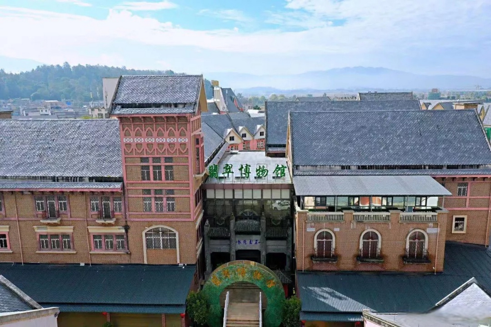 有料就报 【翡翠博物馆】博物馆位于欢乐湖畔高黎贡国际旅游城风情