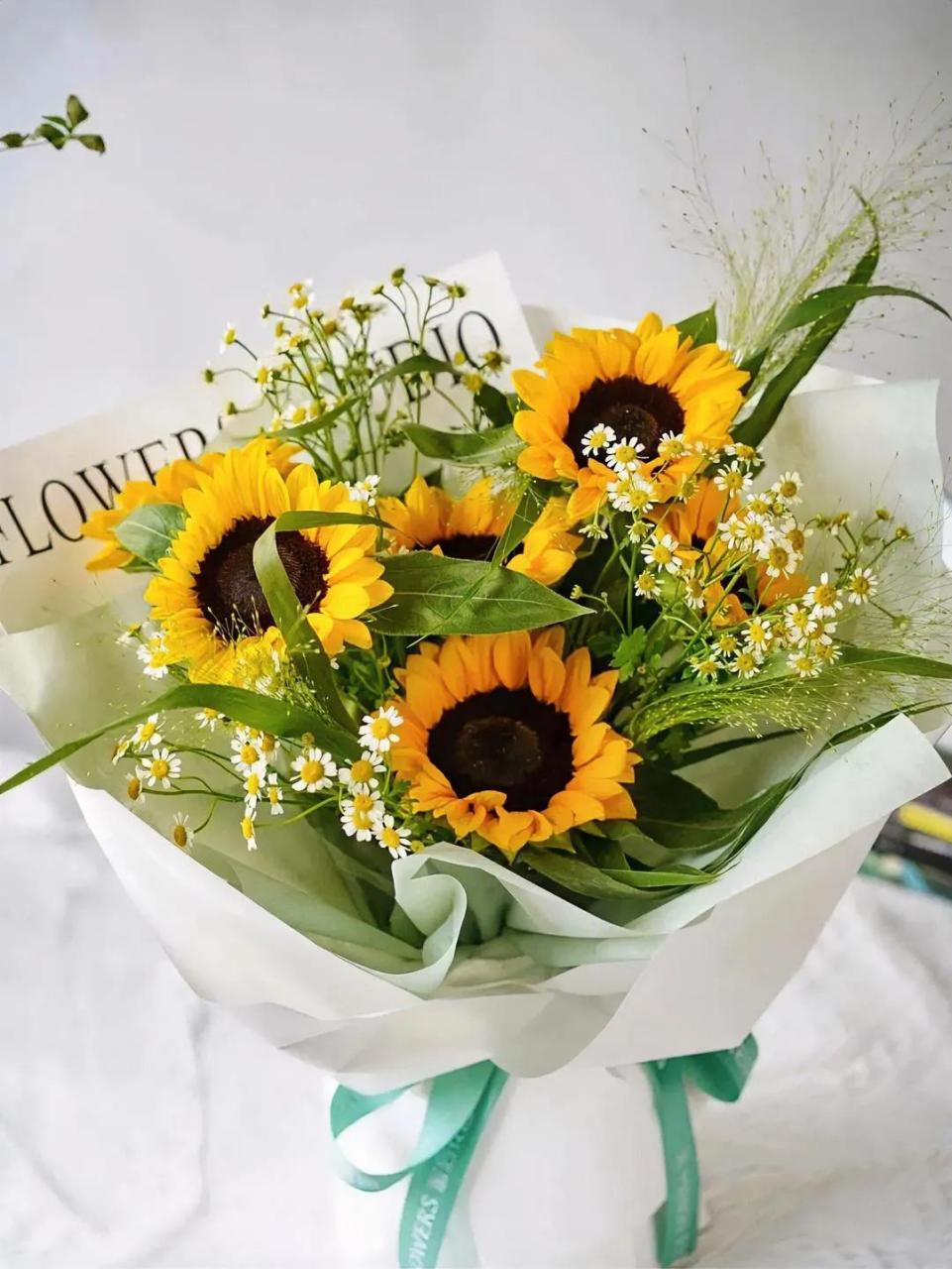 一束黄色向日葵迎接女儿中考结束.