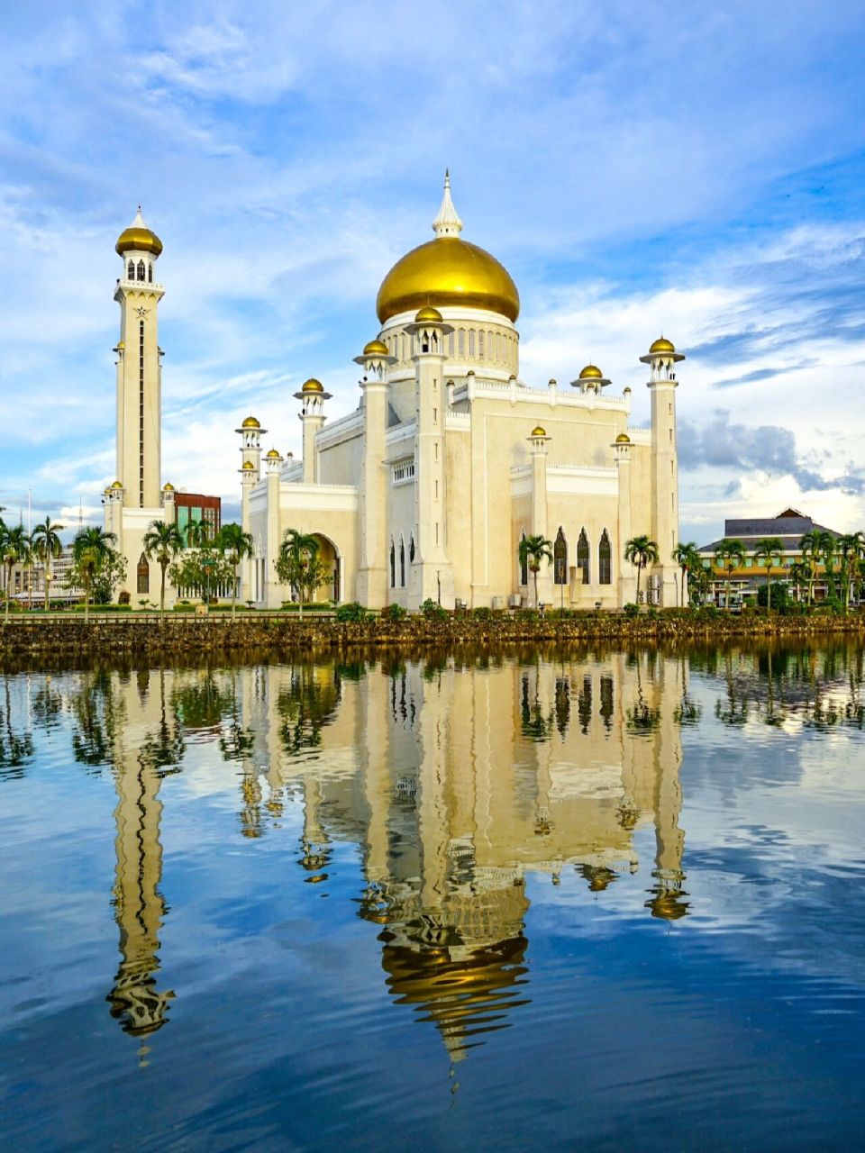 文莱有多豪,这座建筑的拱顶就看得出来    73东南亚最美丽的清真寺