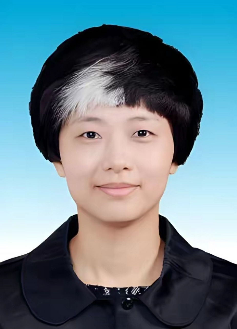 因"一撮白发"走红网络,网友质疑不符合公务员形象,网上搜不到她的简历