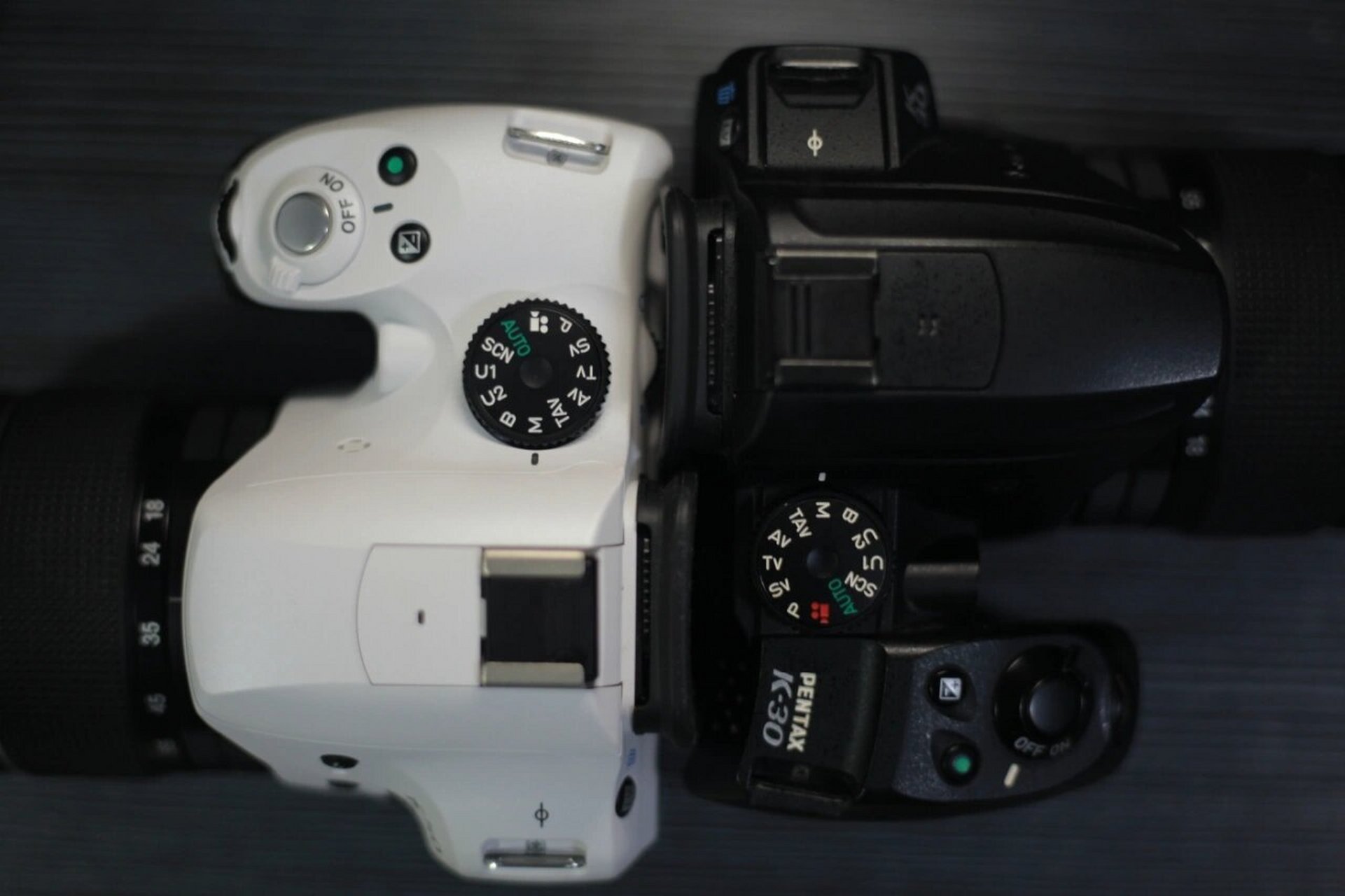 宾得k30和k50除了外壳有明显区别,其他方面几乎一模一样:按键布局