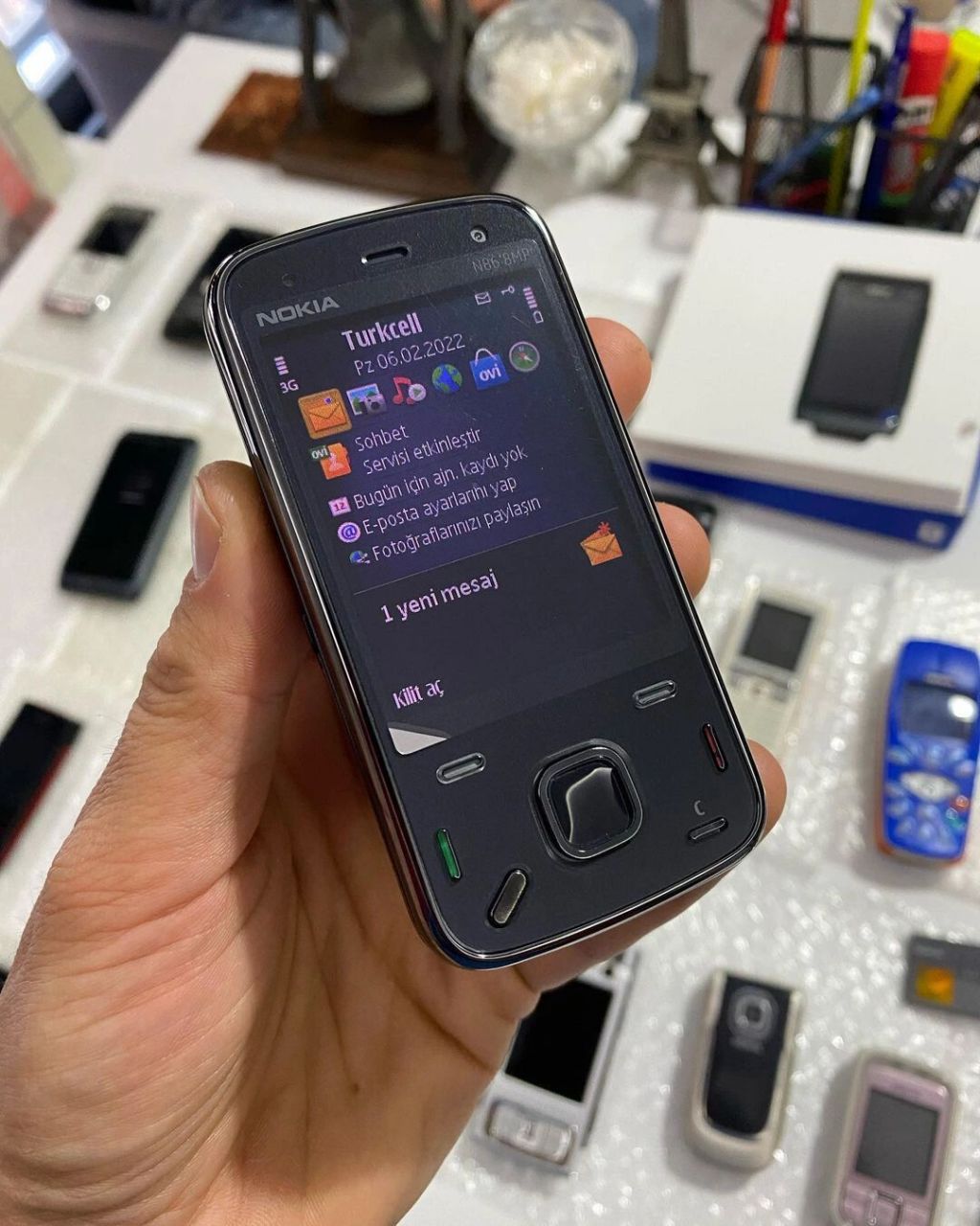 诺基亚n86,土豪的第一台手机 在以前有一台诺基亚手机,那绝对是这条街