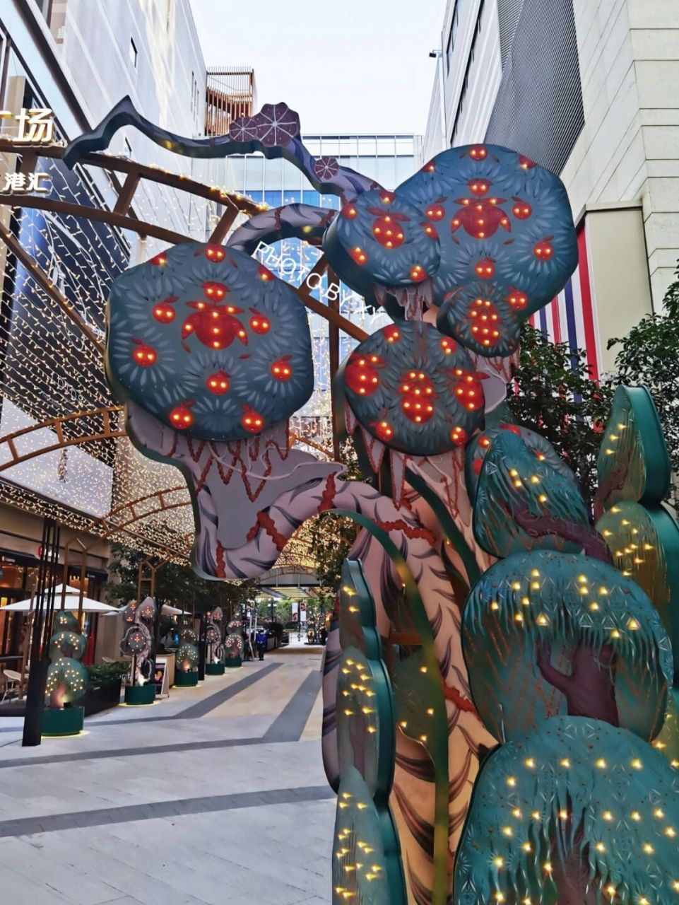 北欧童话世界的奇幻森诞 商场正门最醒目的就是lv的幻彩圣诞树