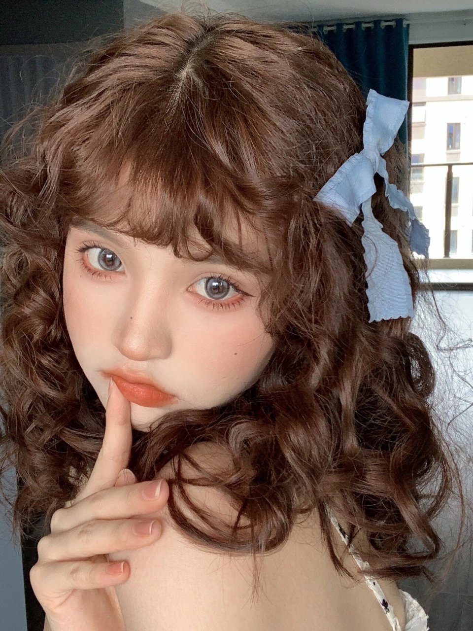 洋娃娃发型无疑了 羊毛卷真的太卡哇伊了 忍不住想去烫一个,但是托尼