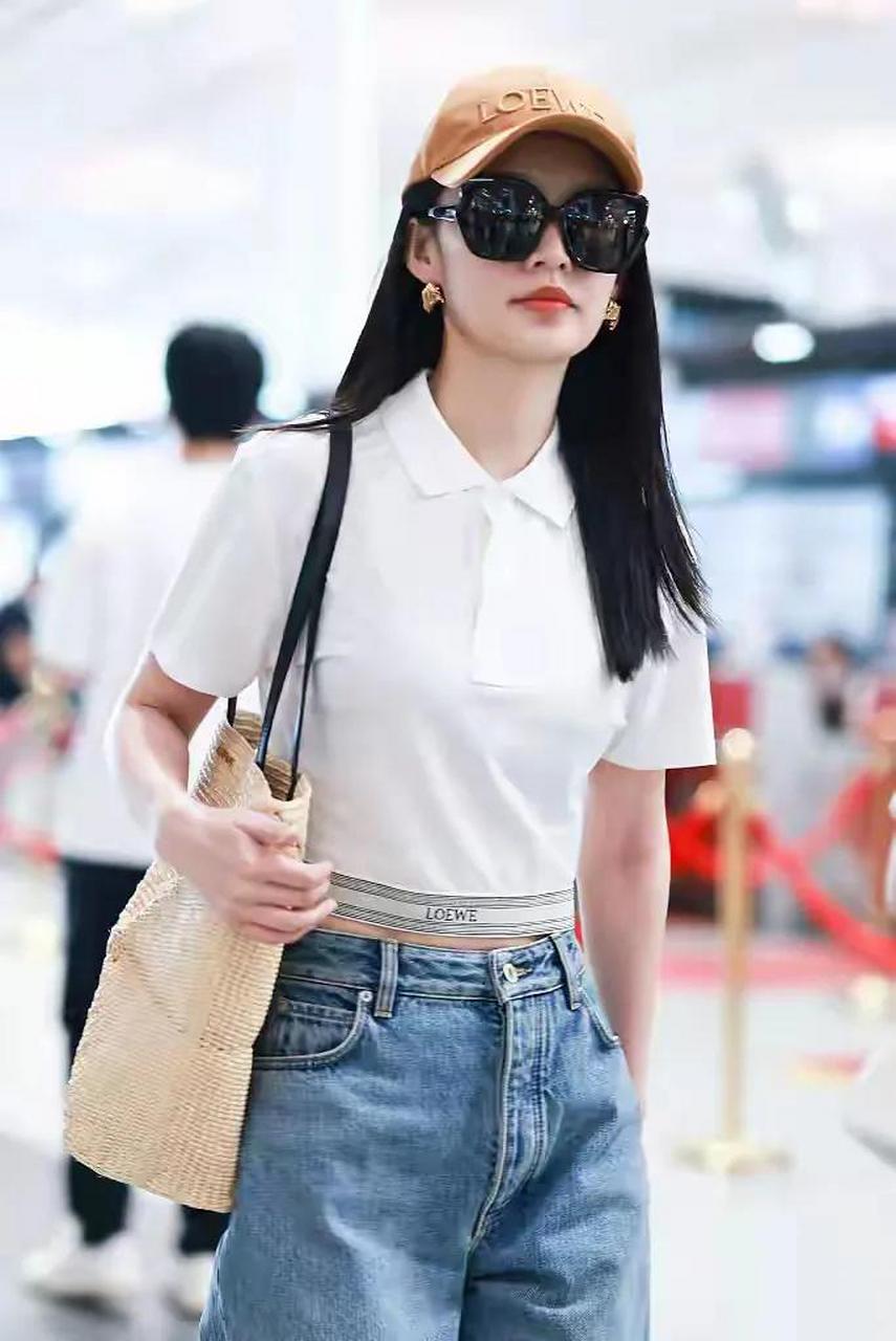 李沁机场随拍,墨镜棒球帽是标配,米色斜挎包吸引眼球,似乎是可以折叠
